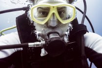 Retrato de un joven buceador bajo el agua - foto de stock