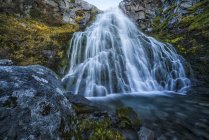 Wasserfall am Wegesrand; Westfjorde, Island — Stockfoto
