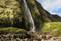 Живописный вид на водопад Пунлулу, долина Фахоэ Нуи, побережье Хаммба, остров Гавайи, Гавайи, США — стоковое фото