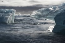 Jokulsarlon, une grande lagune remplie d'icebergs le long de la côte sud de l'Islande ; Islande — Photo de stock