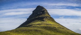 Kirkjufell, a montanha mais fotografada da Islândia, Península de Snaefellsness; Islândia — Fotografia de Stock