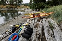 Kayak su un piccolo isolotto nel Beaumont Marine Park a Bedwell Harbour, South Pender Island, Pender Island, British Columbia, Canada — Foto stock