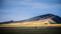 Luz solar e sombras ao anoitecer em uma paisagem estéril com uma colina inclinada, Utah, EUA — Fotografia de Stock