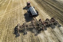 Vue aérienne d'un tracteur tirant un semoir à air, semant un champ — Photo de stock