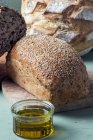 Varios panes multigrano orgánicos con aceite de oliva; Montreal, Quebec, Canadá - foto de stock