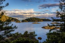 Живописный вид на Коуплендские острова Морской провинциальный парк состоит из небольшой цепи островов и островков в проходе Тулин недалеко от Лунда, Британская Колумбия, Канада — стоковое фото