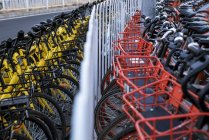 Рядок велосипеди для прокату; Пекіні — стокове фото