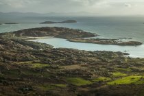 Береговая линия Дерринана на острове Керри на Диком Атлантическом Пути, Дерринан, графство Керри, Ирландия — стоковое фото