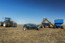 Landwirt arbeitet mit schwerem Gerät auf Feld — Stockfoto