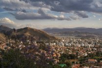 Paisaje urbano de Cochabamba; Cochabamba, Bolivia - foto de stock