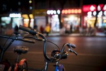 Bicicletas e luzes da cidade; Beijing, China — Fotografia de Stock