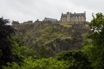 Vista del Castillo de Edimburgo desde Castle Bank, West Princess Street Gardens, Edimburgo, Escocia - foto de stock