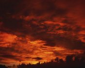 Wolkenlandschaft und Sonnenuntergang, co kerry, irland; rote Wolkenlandschaft und Sonnenuntergang — Stockfoto