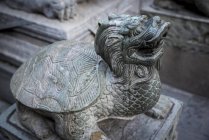 Drachenschildkröten-Skulptur im Lama-Tempel, Bezirk Dongcheng; Peking, China — Stockfoto