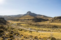 Vue large d'une vallée désertique avec une montagne intéressante au loin, Malargue, Mendoza, Argentine — Photo de stock