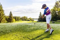Giovane golfista adulto caucasico mancato il buco — Foto stock