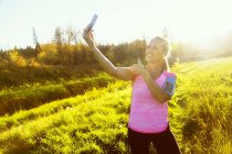 Белая средняя взрослая спортивная женщина делает селфи на открытом воздухе — стоковое фото