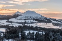 A vista de Scotts Gap enquanto o sol se põe atrás das colinas de Eildon de Melrose, Melrose, Scottish Borders, Escócia — Fotografia de Stock