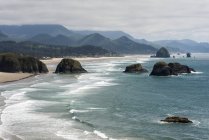 Ecola Point offers a very popular view of the Oregon coast; Cannon Beach, Oregon, Соединенные Штаты Америки — стоковое фото