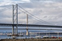 Los puentes antiguos y nuevos que atraviesan el Firth of Forth; Queensferry, Escocia - foto de stock