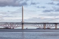 Tres puentes que atraviesan el Firth of Forth; Queensferry, Escocia - foto de stock