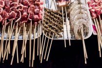 Venditore ambulante con spiedini pronti per essere cucinati; Pechino, Cina — Foto stock