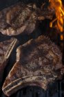 Griller des steaks sur le barbecue ; Montréal, Québec, Canada — Photo de stock