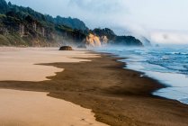 Fog embrasse Hug Point et Arch Cape à Arcadia Beach, Tolovana Park ; Oregon, États-Unis — Photo de stock
