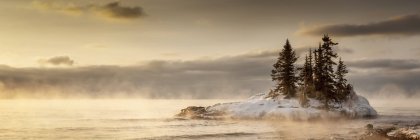 Insel im Lake Superior bei Sonnenaufgang; Grand Marais, Minnesota, Vereinigte Staaten von Amerika — Stockfoto