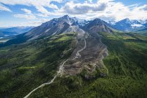 Vista aérea de una montaña con un glaciar rocoso cerca de Haines Junction; Yukón, Canadá - foto de stock