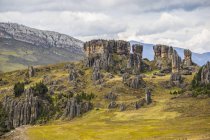 Vue panoramique sur Los Frailones, massifs piliers volcaniques à Cumbemayo, Cajamarca, Pérou — Photo de stock