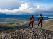 Zwei Frauen erkunden die Berge und Wildnis des Yukon. Lebendig und lebendig fühlen in der wunderschönen Landschaft rund um Haines Junction; Yukon, Kanada — Stockfoto
