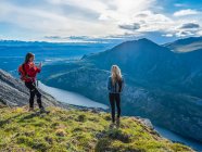 Zwei Frauen erkunden die Berge und Wildnis des Yukon und fühlen sich lebendig und lebendig in der wunderschönen Landschaft rund um Haines Junction. — Stockfoto