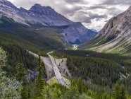 Route traversant les Rocheuses canadiennes accidentées ; district d'amélioration no. 9, Alberta, Canada — Photo de stock