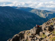 Duas mulheres explorando as montanhas e a natureza selvagem do Yukon. Sentindo-se vivo e vibrante na bela paisagem em torno de Haines Junction; Yukon, Canadá — Fotografia de Stock