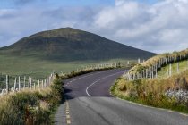 Vue panoramique sur la route serpentant à travers la péninsule de Dingle, Ballyferriter, comté de Kerry, Irlande — Photo de stock