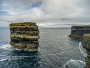 Sea Stack, Dun Briste, en el agua a lo largo de la costa oeste de Irlanda, Downpatrick Head, Wild Atlantic Way, Killala, Condado de Mayo, Irlanda - foto de stock