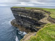 Vista panorâmica de Downpatrick Head, ao longo da costa do Condado de Mayo, Killala, Condado de Mayo, Irlanda — Fotografia de Stock
