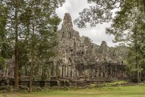 Rovine del tempio di Bayon viste attraverso gli alberi, Angkor Wat, Siem Reap, Provincia di Siem Reap, Cambogia — Foto stock