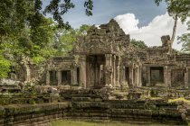 Facciata del tempio di Preah Khan sugli alberi, Angkor Wat, Siem Reap, Provincia di Siem Reap, Cambogia — Foto stock