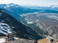 Donna che si gode un pomeriggio tra le montagne e ghiacciai del Kluane National Park and Reserve; Haines Junction, Yukon, Canada — Foto stock