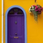 Lila Tür an einem gelben Haus; Kinsale, County Cork, Irland — Stockfoto
