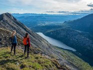 Duas mulheres explorando as montanhas e a natureza selvagem do Yukon. Sentindo-se vivo e vibrante na bela paisagem em torno de Haines Junction; Yukon, Canadá — Fotografia de Stock