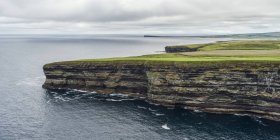 Vista panorámica de Downpatrick Head, a lo largo de la costa del Condado de Mayo, Killala, Condado de Mayo, Irlanda - foto de stock
