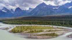 Rio sinuoso através das Montanhas Rochosas canadenses; Alberta, Canadá — Fotografia de Stock