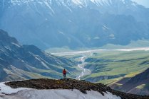 Frau erkundet die zerklüfteten Berge des Kluane National Park and Reserve; Haines Junction, Yukon, Kanada — Stockfoto