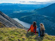 Due donne che esplorano le montagne e la natura selvaggia dello Yukon. Sentirsi vivi e vivaci nel bellissimo scenario intorno a Haines Junction; Yukon, Canada — Foto stock
