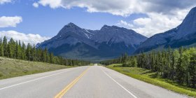 Route traversant les Rocheuses canadiennes accidentées ; Cline River, Alberta, Canada — Photo de stock