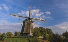 Vista panorámica del molino de viento Riekermolen; Amsterdam, Países Bajos - foto de stock