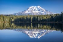 Mount Adams spiegelt sich in Takhlakh Lake, Gifford Pinchot National Forest, Washington, vereinigte Staaten von Amerika — Stockfoto